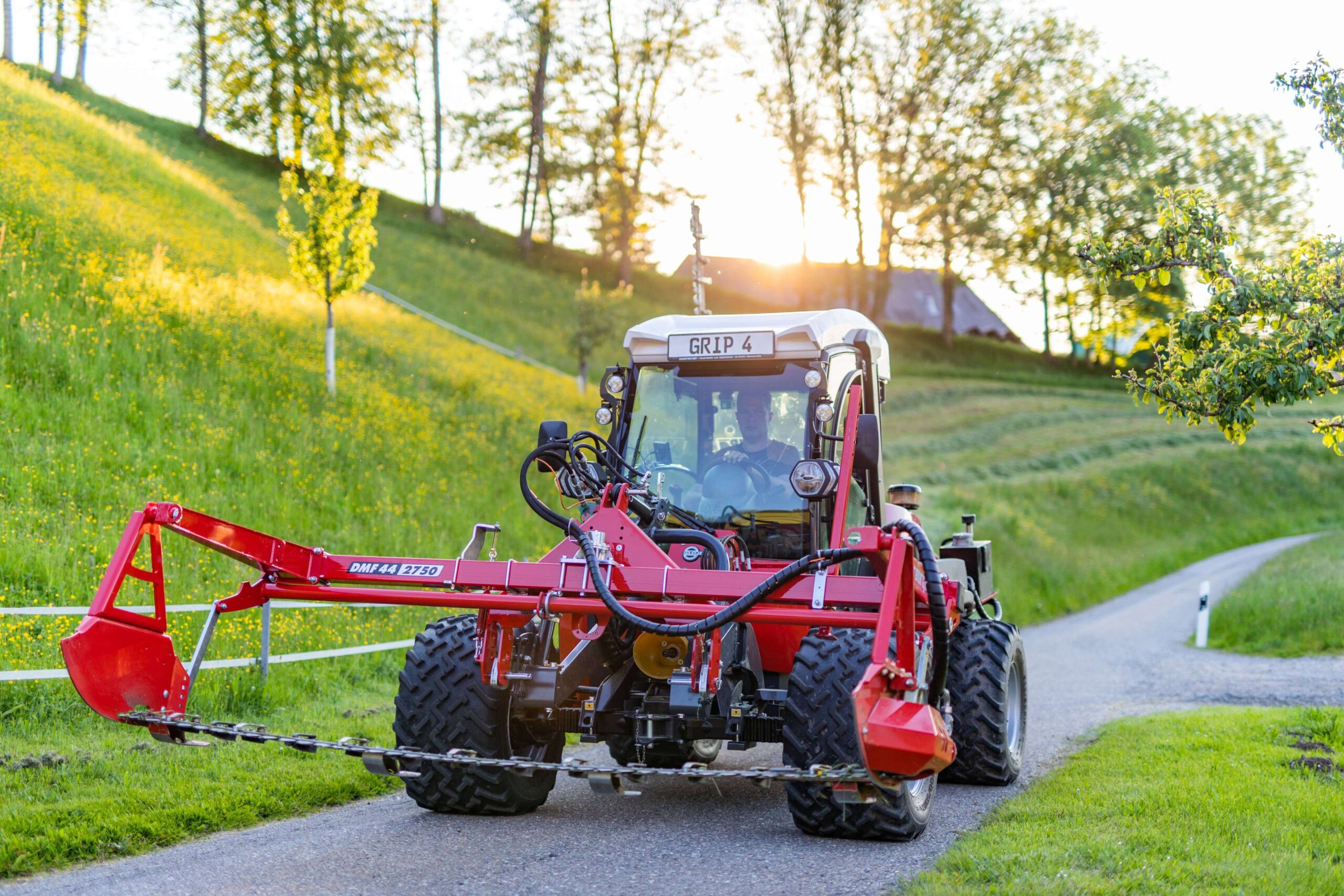 sauerburger-hanggeräteträger-grip4-grip4 70-hangschlepper-kommunal-landwirtschaft-hangtauglichkeit