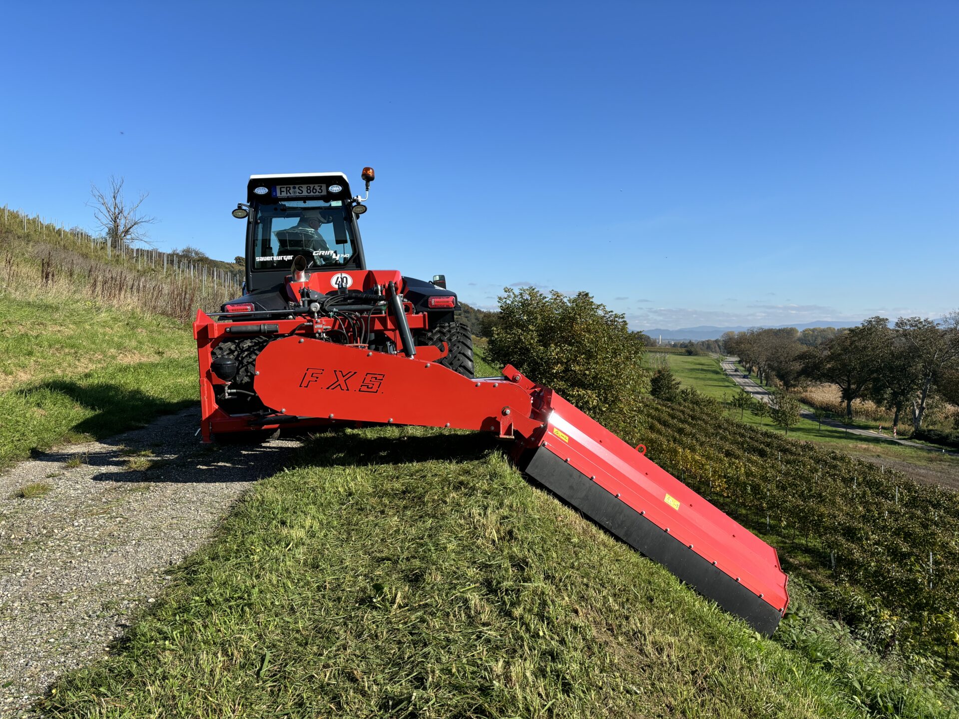sauerburger-carat-seitenmulcher-boeschungsmulcher-mulcher-einsatz-boeschung-graben