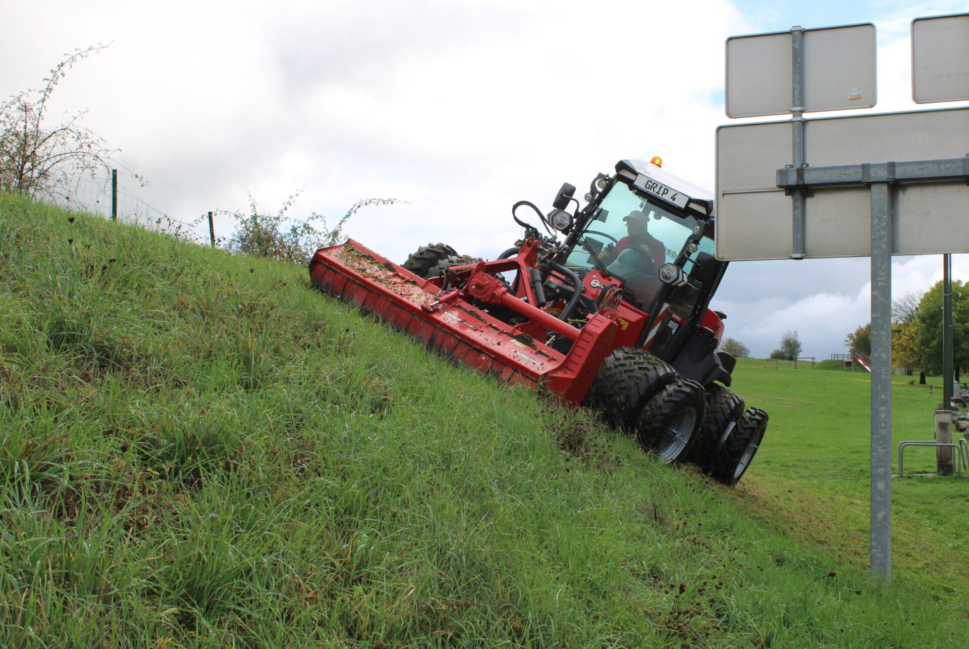 sauerburger-hanggeräteträger-grip4-grip4 70-hangschlepper-kommunal-landwirtschaft-hangtauglichkeit