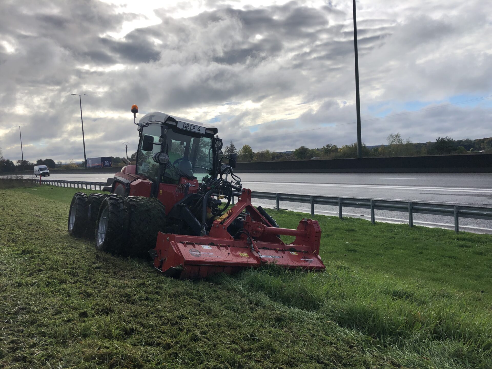 sauerburger-hanggeräteträger-grip4-grip4 70-hangschlepper-kommunal-landwirtschaft-hangtauglichkeit