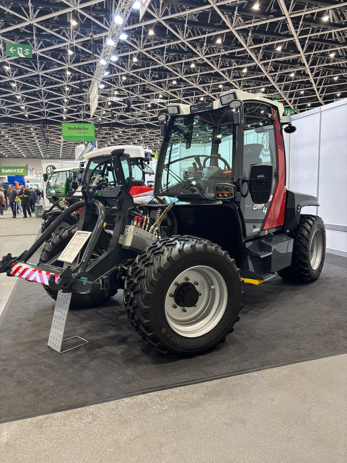 sauerburger-profimulcher-mulcher-mulchgerät-landtechnik-landwirtschaft-kommunaltechnik-kommunal-landschaftspflege-grünflächenpflege-böschungsmulcher-hangmulcher-seitenmulcher-robust-mulchtechnik-mähtechnik-grip4-hanggeräteträger-doppelmessermähwerke-mähwerk-mähwerke-insektenschonend-zuverlässig-madeingermany-tierundtechnik