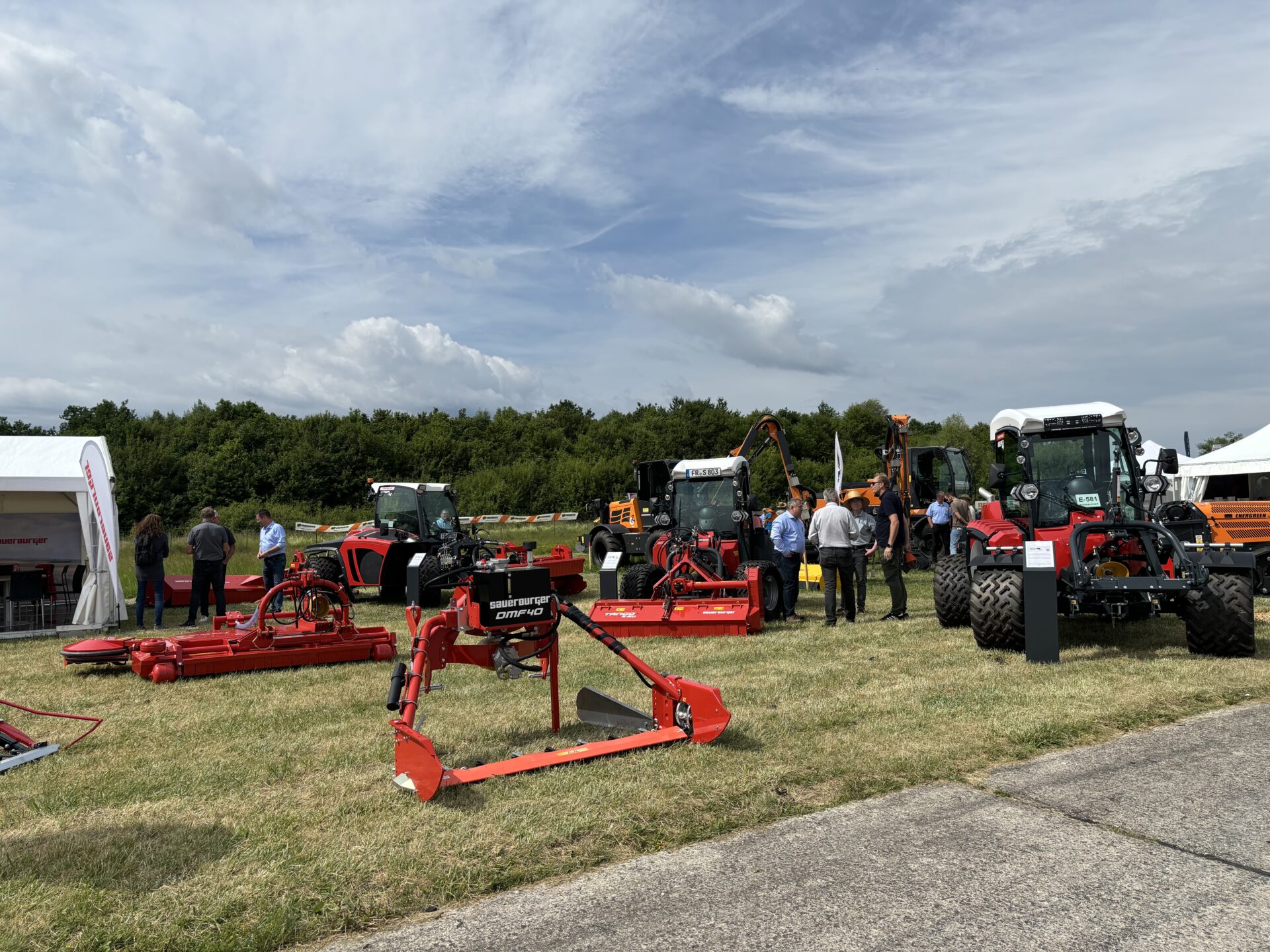 sauerburger-profimulcher-mulcher-mulchgerät-landtechnik-landwirtschaft-kommunaltechnik-kommunal-landschaftspflege-grünflächenpflege-böschungsmulcher-hangmulcher-seitenmulcher-robust-mulchtechnik-mähtechnik-grip4-hanggeräteträger-doppelmessermähwerke-mähwerk-mähwerke-insektenschonend-zuverlässig-madeingermany-demopark