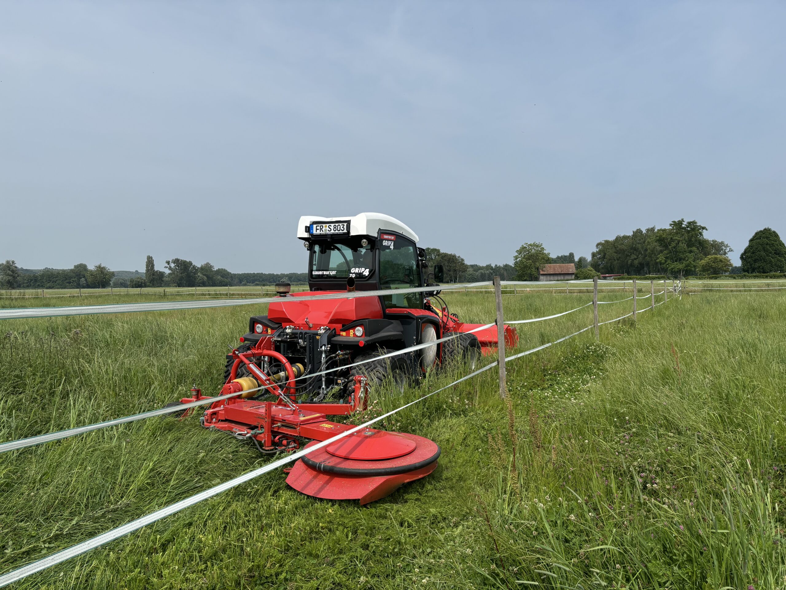 sauerburger-sondermulcher-sondermulchgerät-iltis-grip4-140-zaun-zaunmulcher-zaunmulchgerät